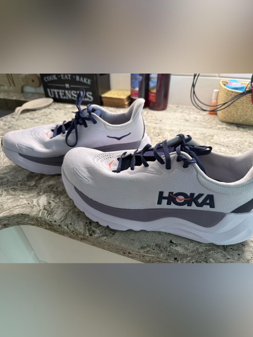 HOKA Women's Arahi 8 White & Navy Lightweight Running Shoes